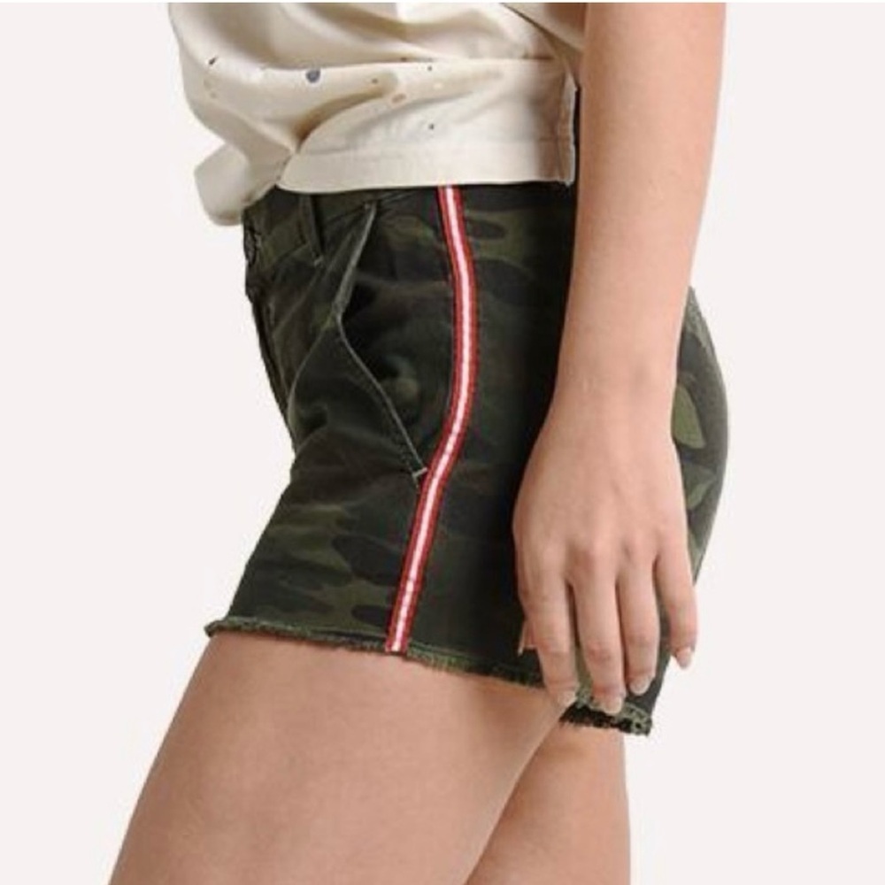 SUNDRY Camo Green Utility Shorts LIKE NEW Stripe Red Framed Hem Military Med 29